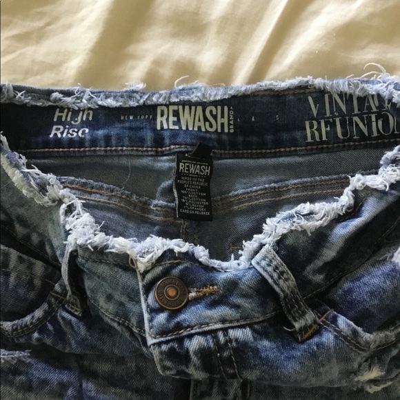 Jean shorts. Stonewashed, Fringy. Size 5 - Picture 2 of 3